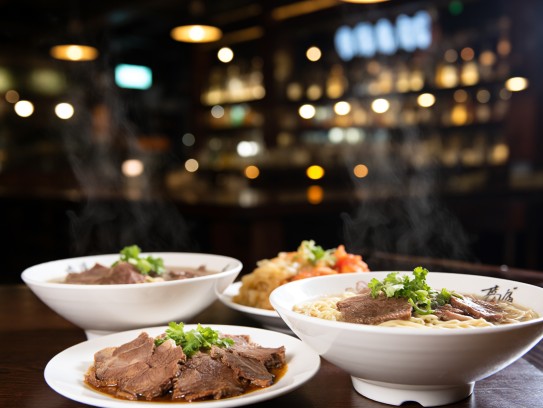 阳春面牛肉宴，两碗面一盘肉，揭秘‘打一生肖’的奇妙人生百味故事