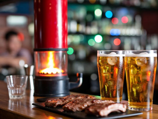 红炉映碧杯,烤肉配冰啤,畅饮一夏,揭秘人生如棋的烧烤乐趣! 红炉映碧杯,烤肉配冰啤,畅饮一夏,揭秘人生如棋的烧烤乐趣!