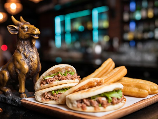 品味人生百味，特色肉夹馍、油条配生肖，独特打一谜，传统小吃中探寻美食生肖搭配