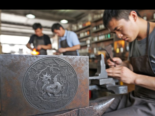 匠心独运铁匠传承，铁艺生辉中的生肖成语艺术打制技艺